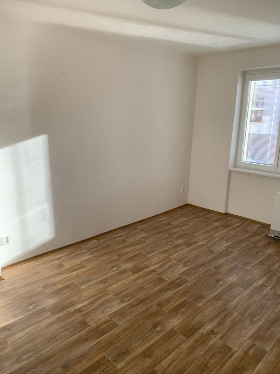 Pronájem bytu 1+kk 24 m², nám. T. G. Masaryka, Kamenický Šenov, Liberecký kraj Pronájem bytu 1+kk 24 m², nám. T. G. Masaryka, Kamenický Šenov, Liberecký kraj