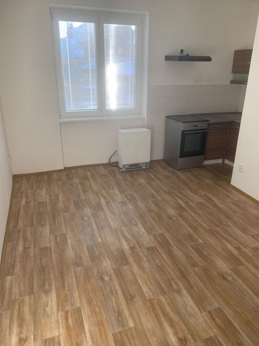 Pronájem bytu 1+kk 24 m², nám. T. G. Masaryka, Kamenický Šenov, Liberecký kraj Pronájem bytu 1+kk 24 m², nám. T. G. Masaryka, Kamenický Šenov, Liberecký kraj