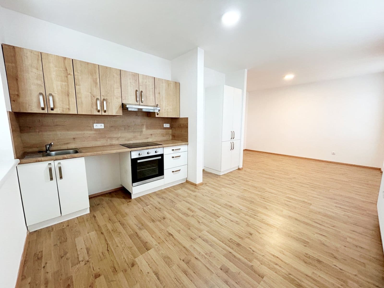 Pronájem bytu 2+kk 56 m², Palackého, Velim, Středočeský kraj Pronájem bytu 2+kk 56 m², Palackého, Velim, Středočeský kraj