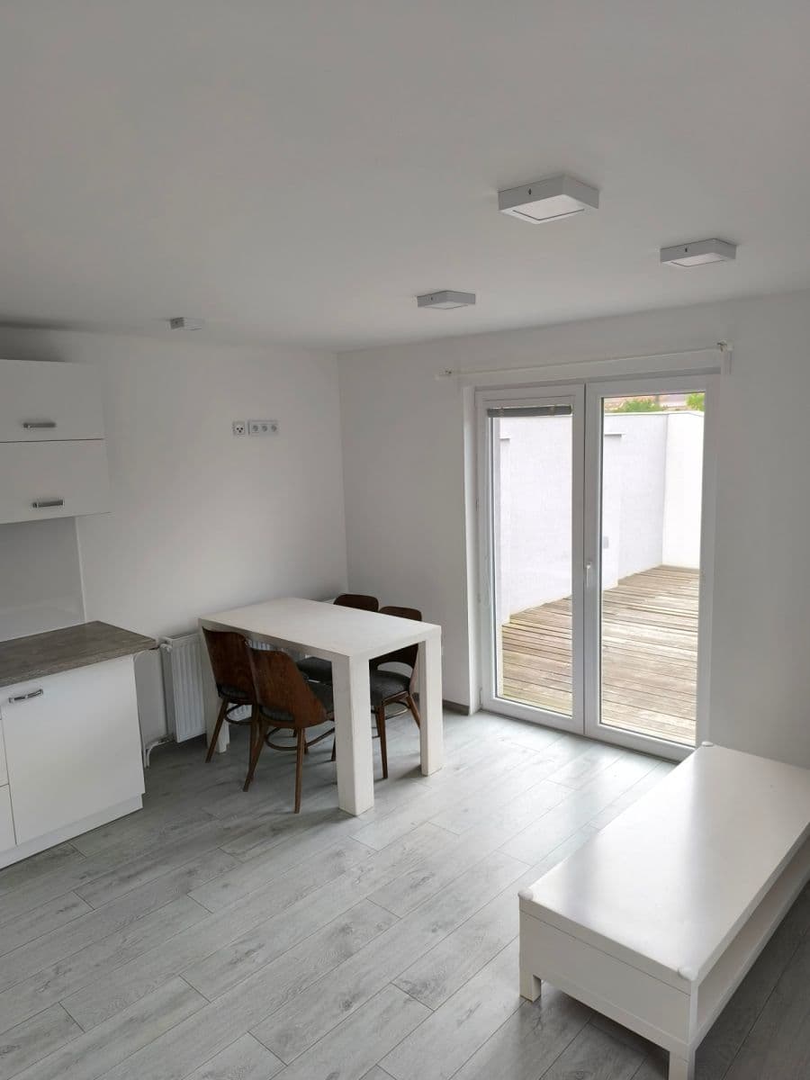 Pronájem bytu 2+kk 54 m², Nádražní, Mutěnice, Jihomoravský kraj Pronájem bytu 2+kk 54 m², Nádražní, Mutěnice, Jihomoravský kraj