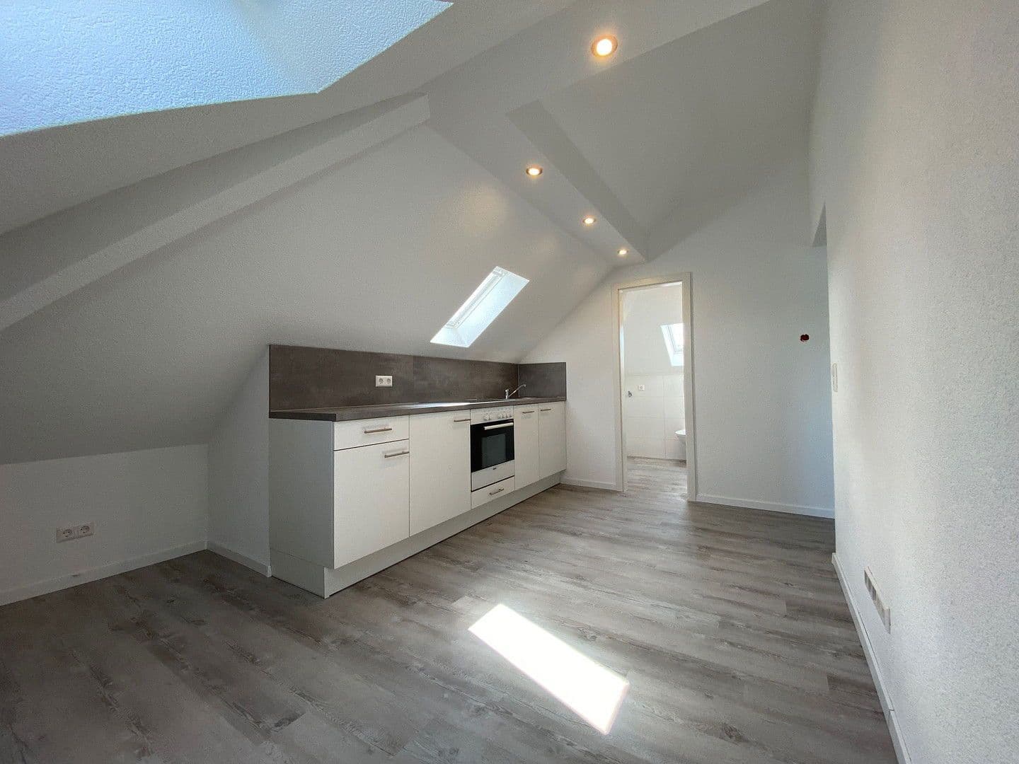 Pronájem bytu 1+kk 25 m², Schillerstraße 12, Pforzheim, Bádensko-Württembersko Pronájem bytu 1+kk 25 m², Schillerstraße 12, Pforzheim, Bádensko-Württembersko