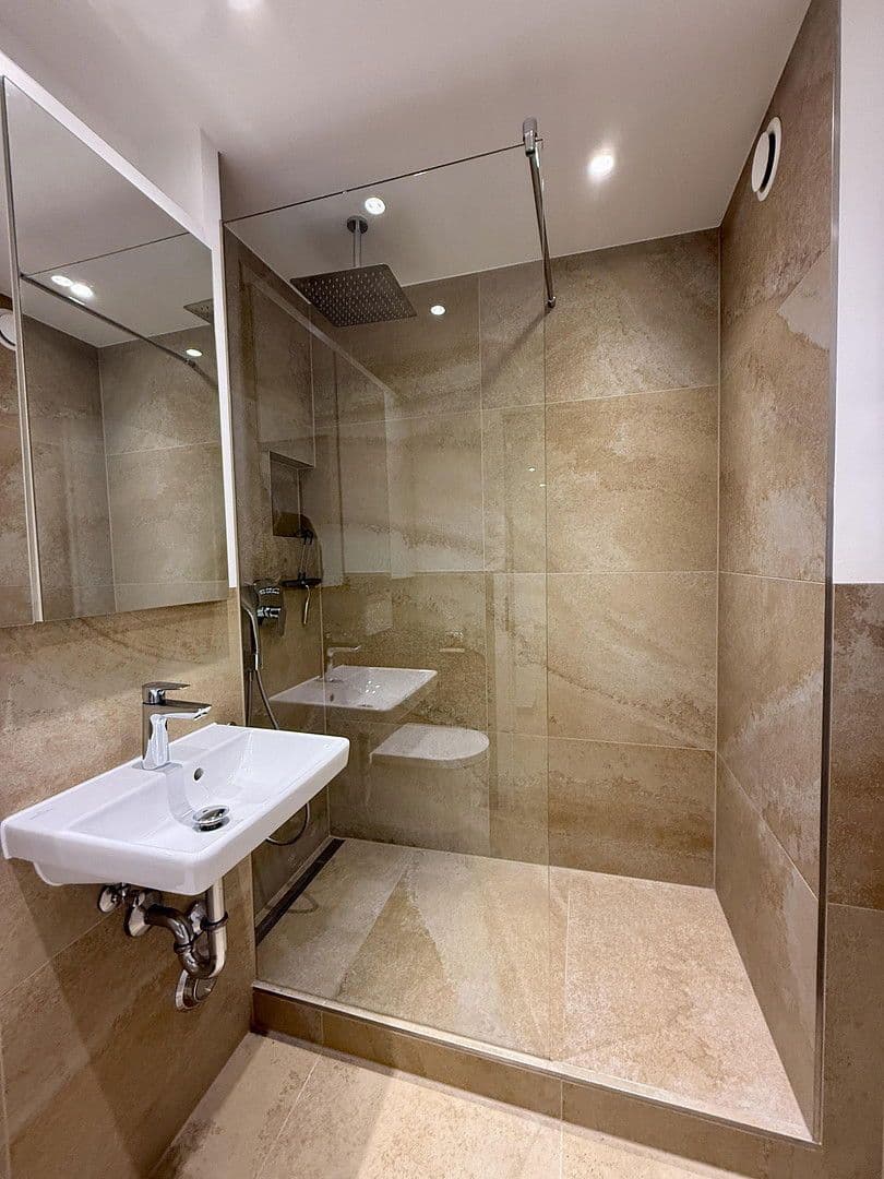 Prodej bytu 3+1 70 m², Engadiner Strasse 36, München, Bavorsko Prodej bytu 3+1 70 m², Engadiner Strasse 36, München, Bavorsko