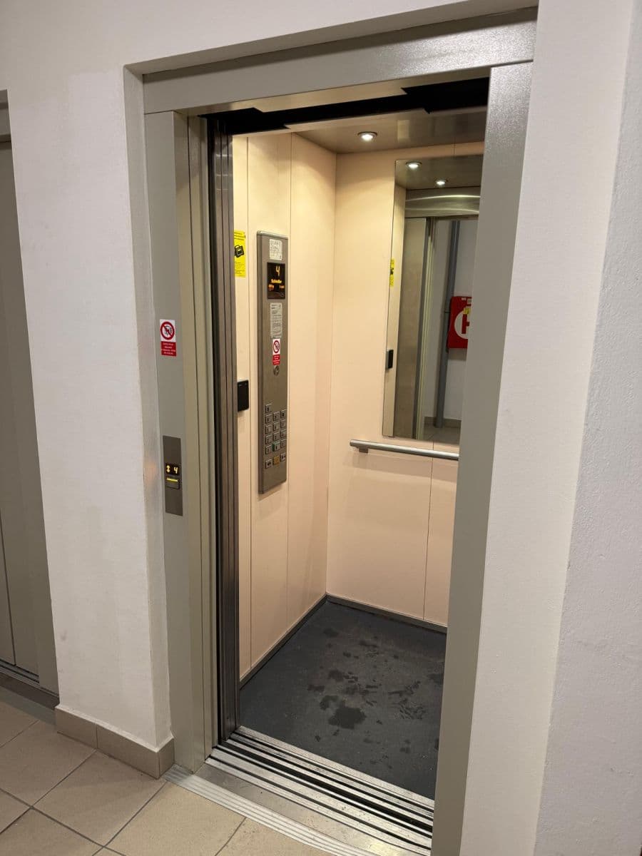 Prodej bytu 2+kk 45 m², Doležalova, Praha, Praha Prodej bytu 2+kk 45 m², Doležalova, Praha, Praha