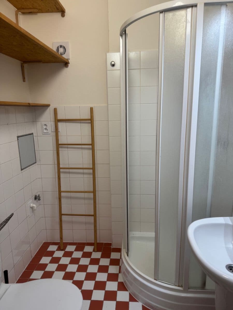 Pronájem bytu 1+kk 25 m², Strojnická, Praha, Praha Pronájem bytu 1+kk 25 m², Strojnická, Praha, Praha