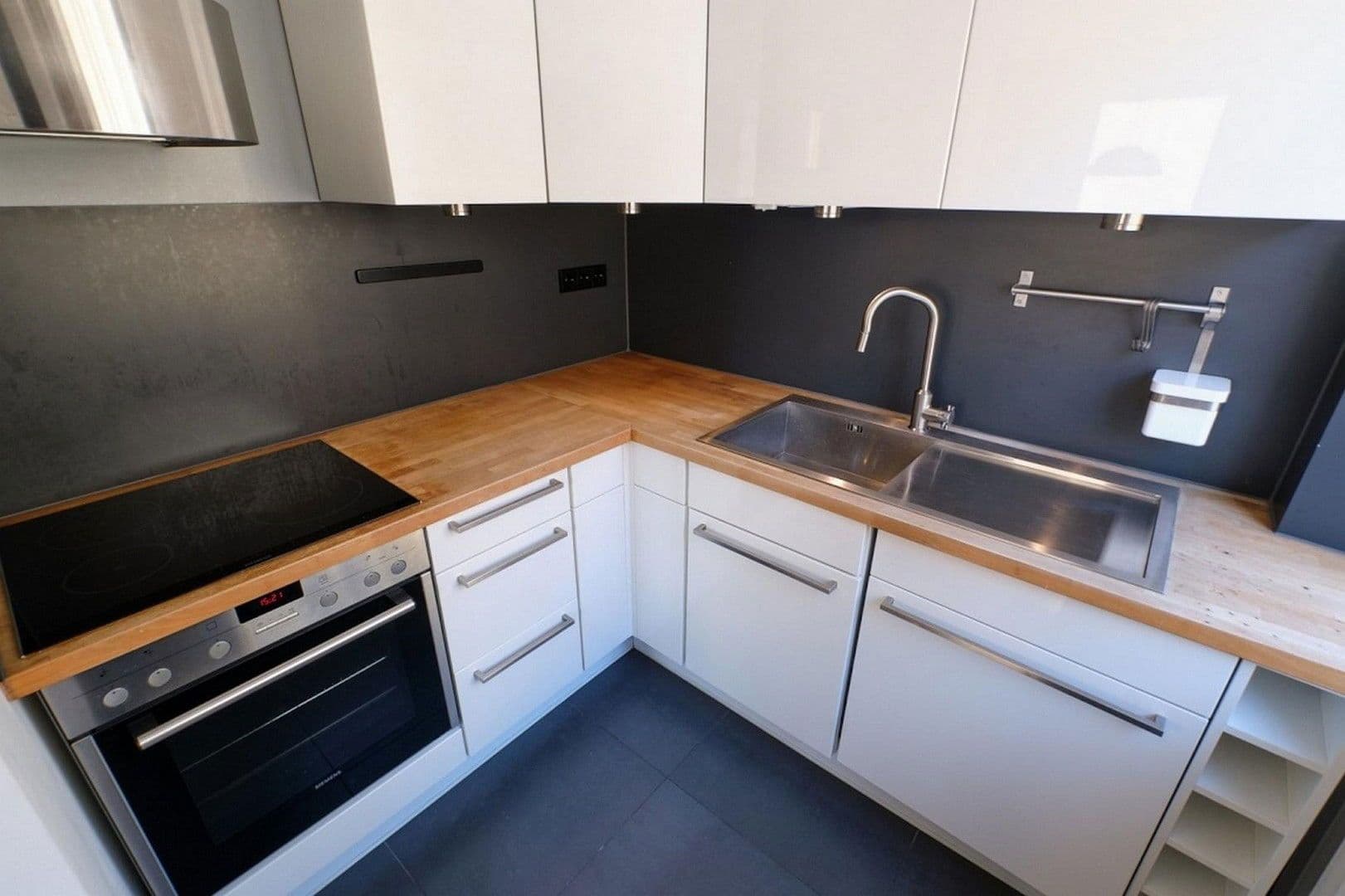 Pronájem bytu 2+1 50 m², Stuttgart, Bádensko-Württembersko Pronájem bytu 2+1 50 m², Stuttgart, Bádensko-Württembersko