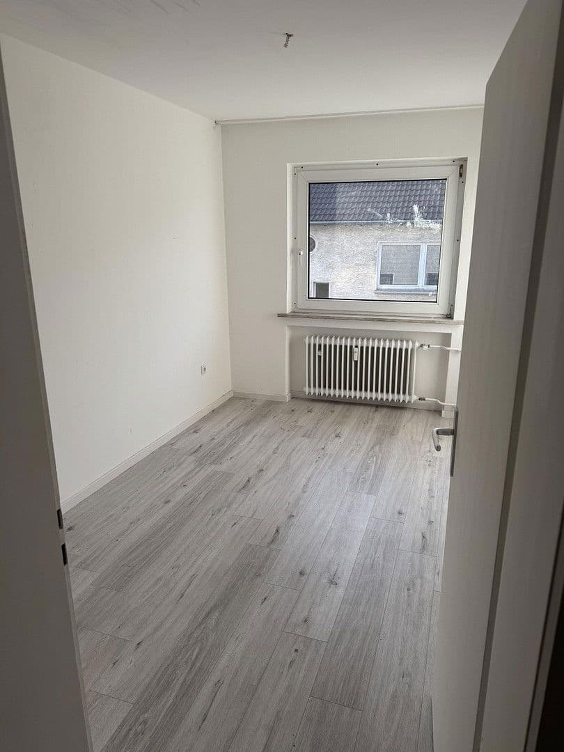 Pronájem bytu 3+1 71 m², Leimbacherstraße 50, Wuppertal, Severní Porýní-Vestfálsko Pronájem bytu 3+1 71 m², Leimbacherstraße 50, Wuppertal, Severní Porýní-Vestfálsko
