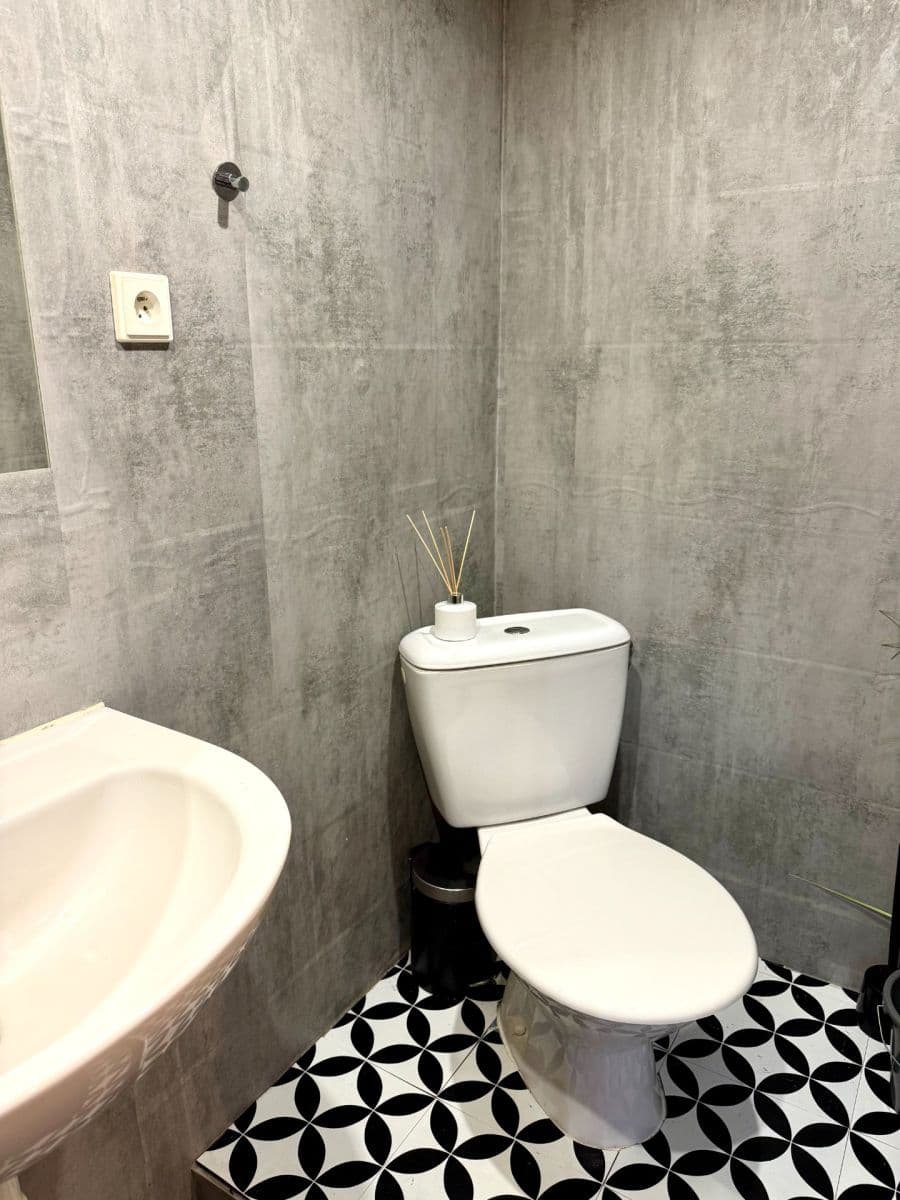 Pronájem bytu 1+1 44 m², Husitská, Praha, Praha Pronájem bytu 1+1 44 m², Husitská, Praha, Praha