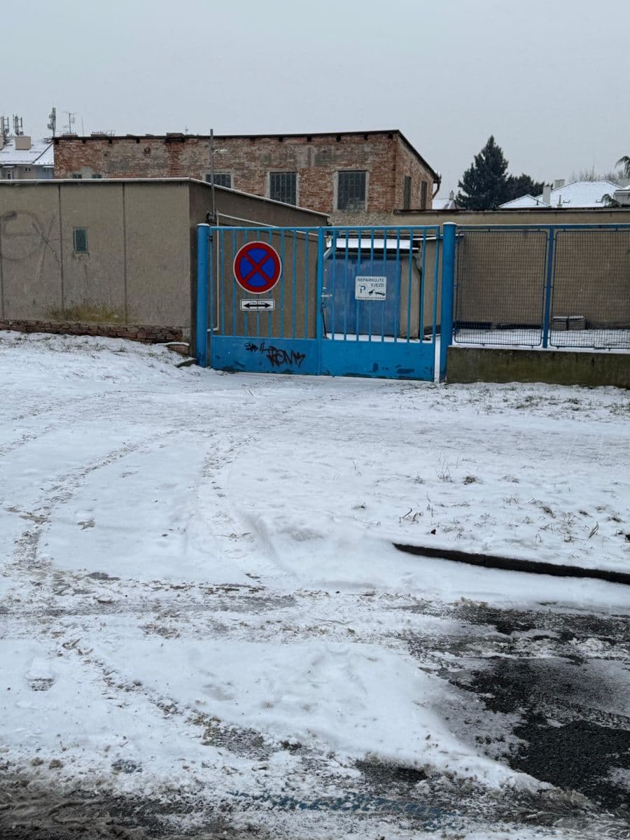 Pronájem garáže 17 m², Bulharská, Brno, Jihomoravský kraj Pronájem garáže 17 m², Bulharská, Brno, Jihomoravský kraj