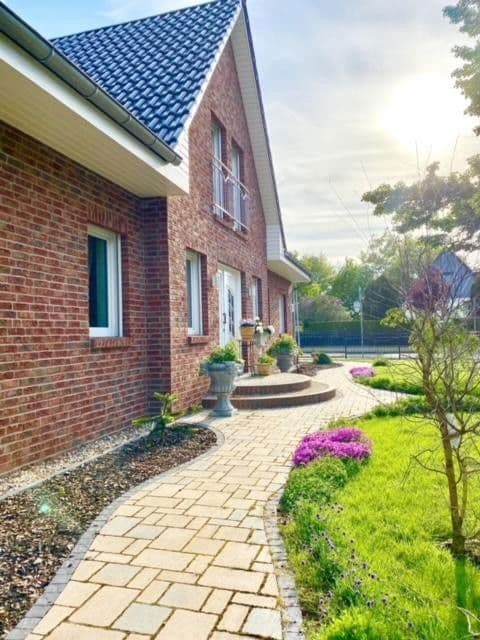 Prodej domu 291 m², pozemek 818 m², Kurt-Tucholsky-Straße 41, Hohen Neuendorf, Braniborsko Prodej domu 291 m², pozemek 818 m², Kurt-Tucholsky-Straße 41, Hohen Neuendorf, Braniborsko