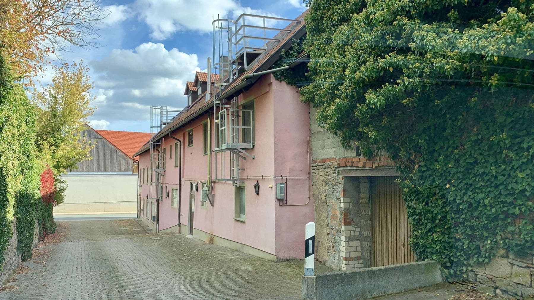 Pronájem nebytového prostoru 2.500 m², Würzburger Str. 19, Bergtheim, Bavorsko Pronájem nebytového prostoru 2.500 m², Würzburger Str. 19, Bergtheim, Bavorsko