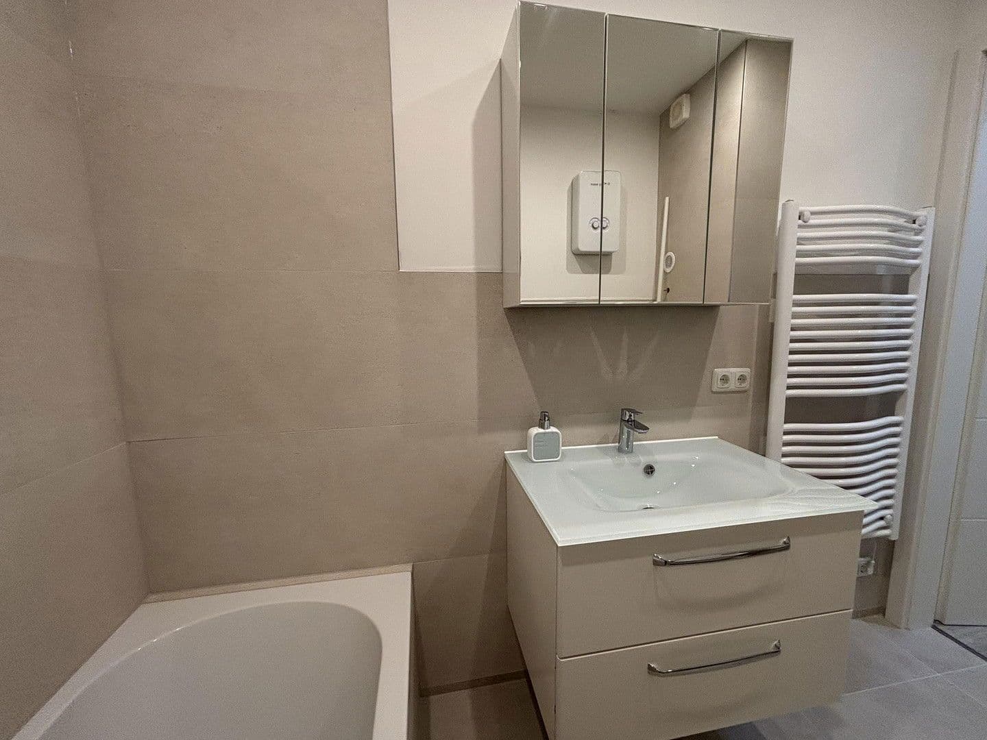 Pronájem bytu 3+1 70 m², Röhrenstraße 1, Düsseldorf, Severní Porýní-Vestfálsko Pronájem bytu 3+1 70 m², Röhrenstraße 1, Düsseldorf, Severní Porýní-Vestfálsko