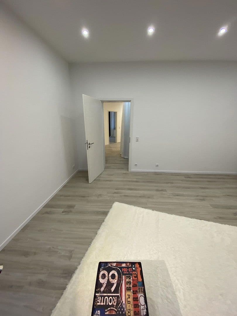 Pronájem bytu 3+1 70 m², Röhrenstraße 1, Düsseldorf, Severní Porýní-Vestfálsko Pronájem bytu 3+1 70 m², Röhrenstraße 1, Düsseldorf, Severní Porýní-Vestfálsko