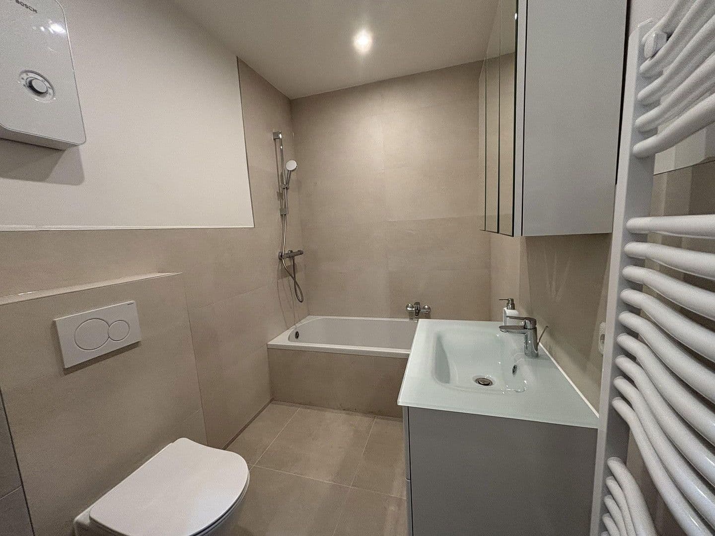 Pronájem bytu 3+1 70 m², Röhrenstraße 1, Düsseldorf, Severní Porýní-Vestfálsko Pronájem bytu 3+1 70 m², Röhrenstraße 1, Düsseldorf, Severní Porýní-Vestfálsko