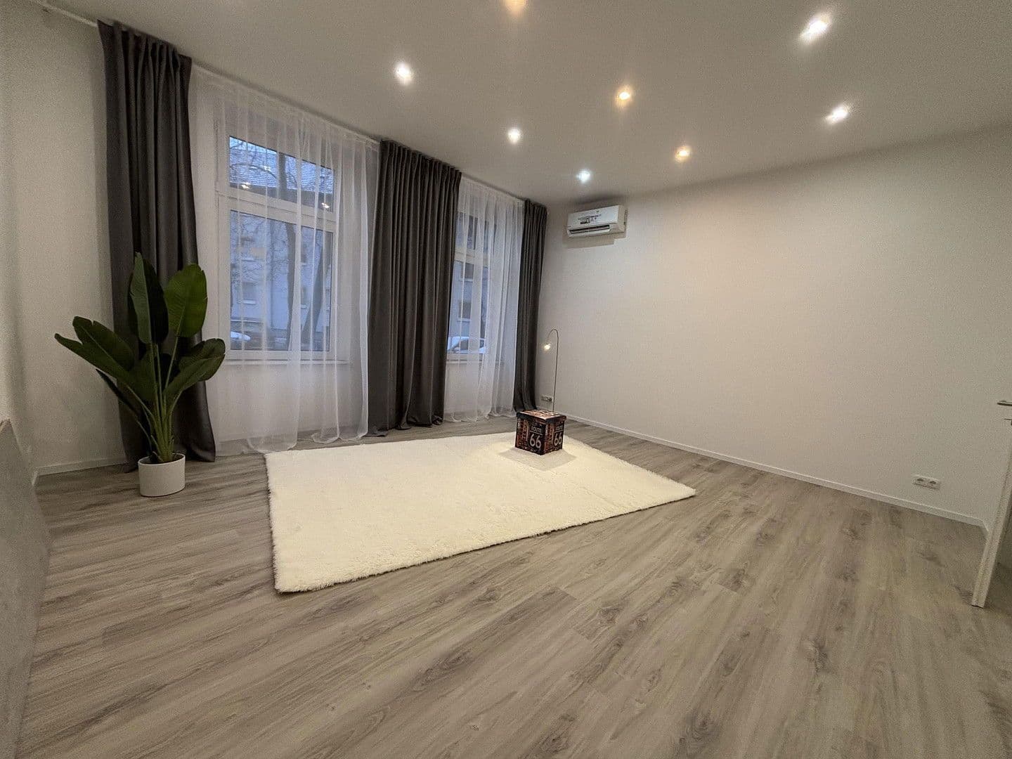 Pronájem bytu 3+1 70 m², Röhrenstraße 1, Düsseldorf, Severní Porýní-Vestfálsko Pronájem bytu 3+1 70 m², Röhrenstraße 1, Düsseldorf, Severní Porýní-Vestfálsko