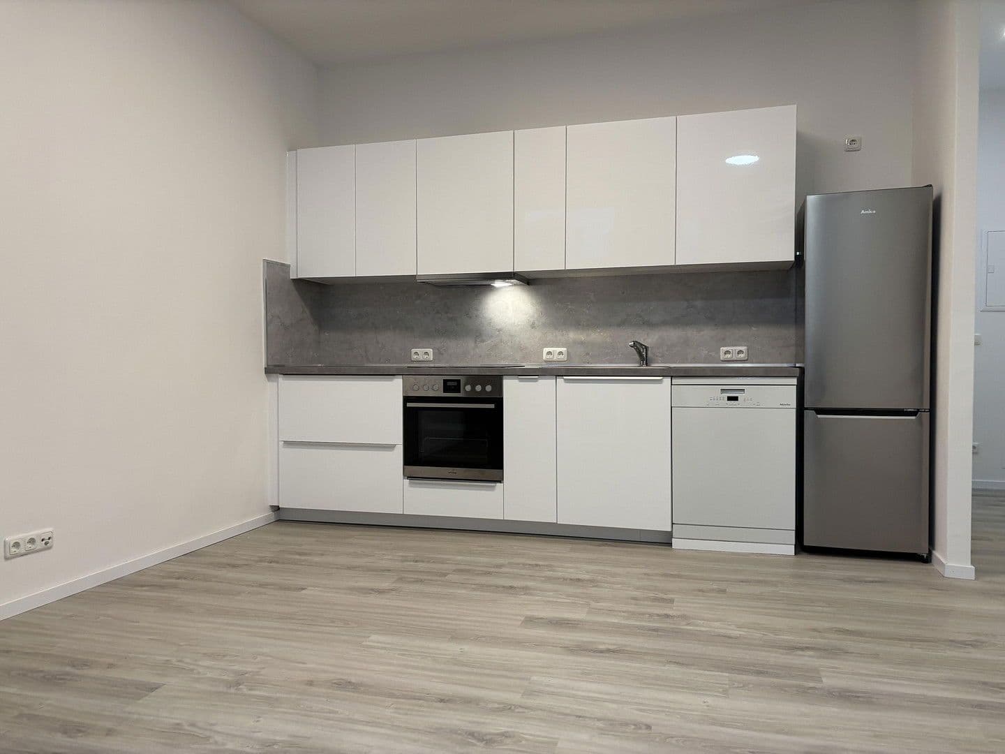 Pronájem bytu 3+1 70 m², Röhrenstraße 1, Düsseldorf, Severní Porýní-Vestfálsko Pronájem bytu 3+1 70 m², Röhrenstraße 1, Düsseldorf, Severní Porýní-Vestfálsko