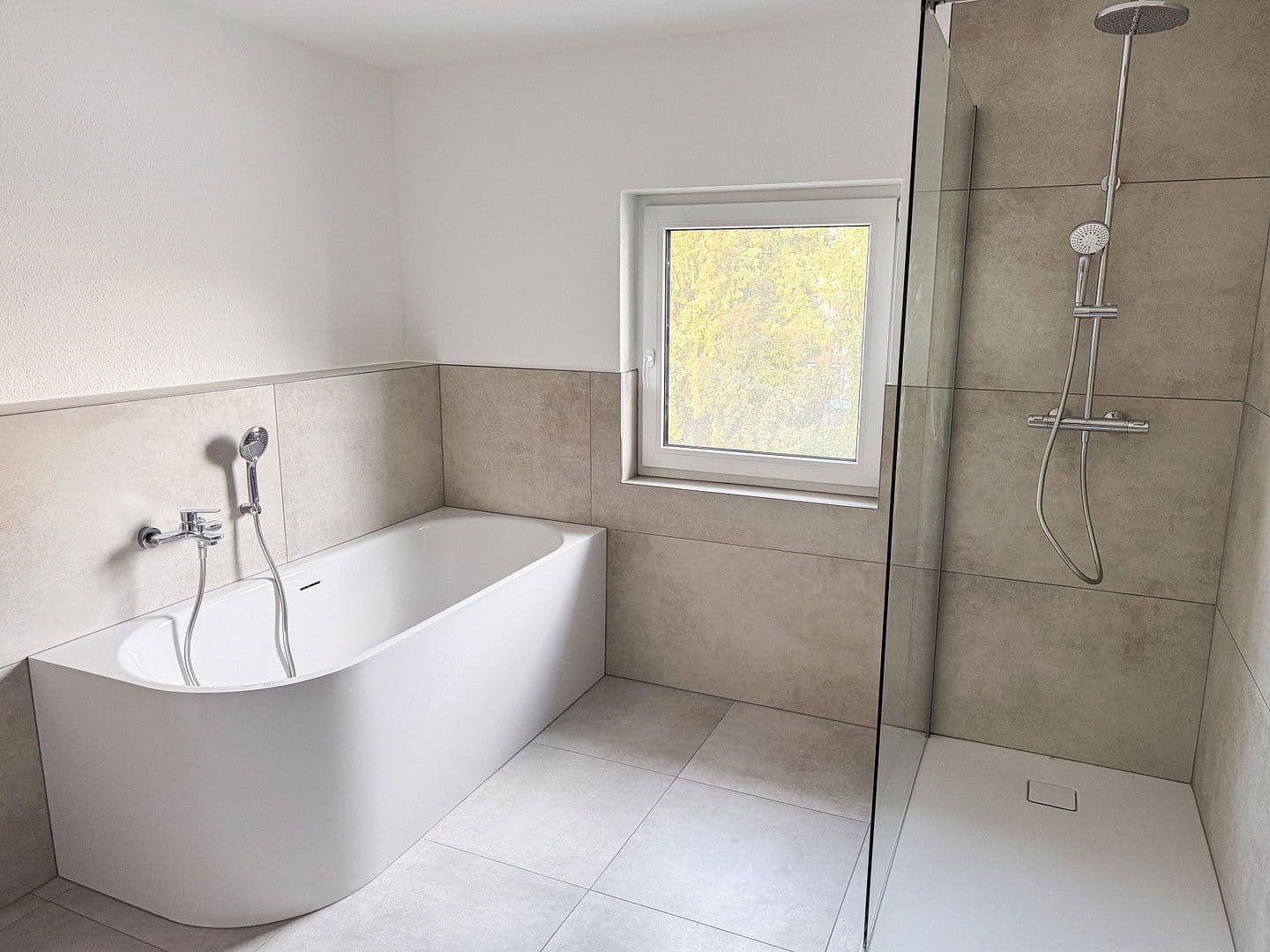 Pronájem bytu 3+1 115 m², Groß-Gerau, Hessen Pronájem bytu 3+1 115 m², Groß-Gerau, Hessen