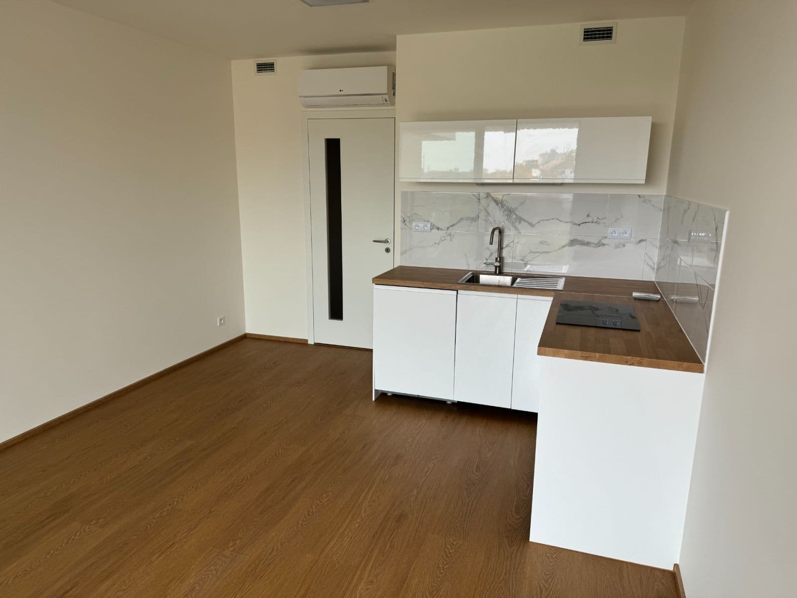 Pronájem bytu 1+kk 35 m², Šrámkové, Praha, Praha Pronájem bytu 1+kk 35 m², Šrámkové, Praha, Praha