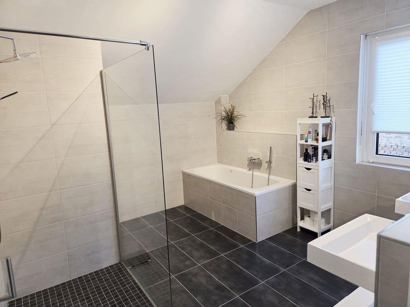 Prodej domu 130 m², pozemek 439 m², Solingen, Severní Porýní-Vestfálsko Prodej domu 130 m², pozemek 439 m², Solingen, Severní Porýní-Vestfálsko