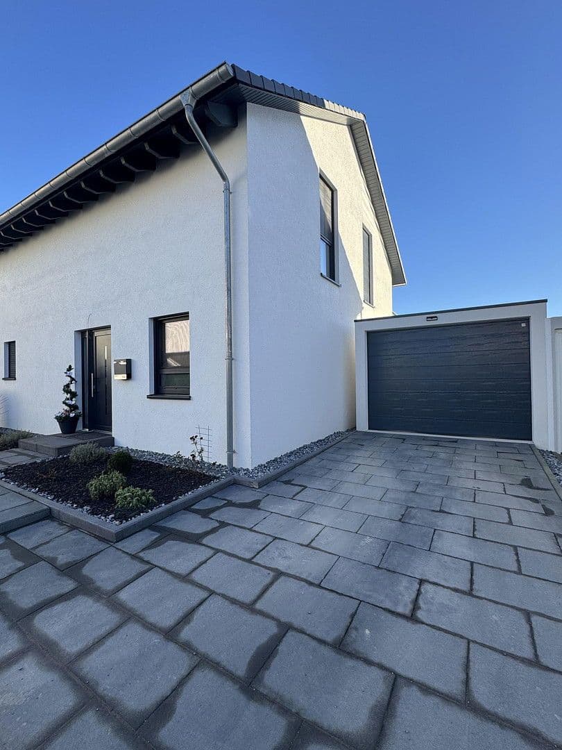 Prodej domu 130 m², pozemek 439 m², Solingen, Severní Porýní-Vestfálsko Prodej domu 130 m², pozemek 439 m², Solingen, Severní Porýní-Vestfálsko