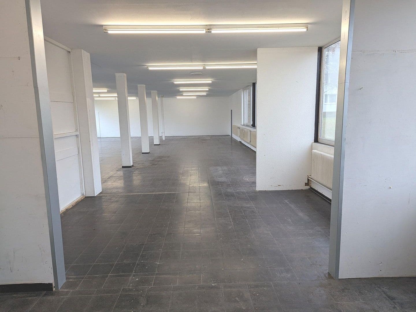 Pronájem nebytového prostoru 300 m², Oberzwehrener Straße 2-4, Baunatal, Hessen Pronájem nebytového prostoru 300 m², Oberzwehrener Straße 2-4, Baunatal, Hessen