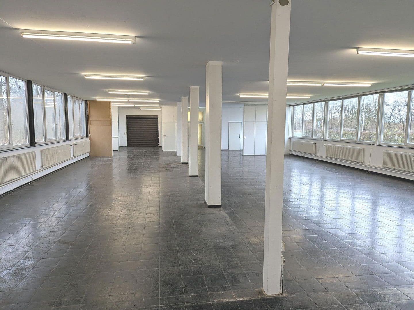 Pronájem nebytového prostoru 300 m², Oberzwehrener Straße 2-4, Baunatal, Hessen Pronájem nebytového prostoru 300 m², Oberzwehrener Straße 2-4, Baunatal, Hessen