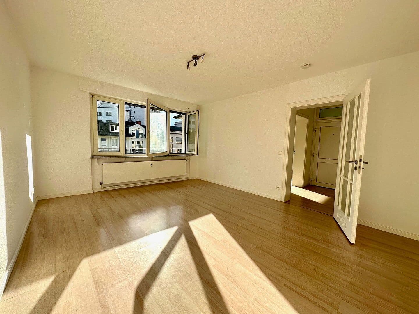 Pronájem bytu 3+1 100 m², Frankfurt am Main, Hessen Pronájem bytu 3+1 100 m², Frankfurt am Main, Hessen