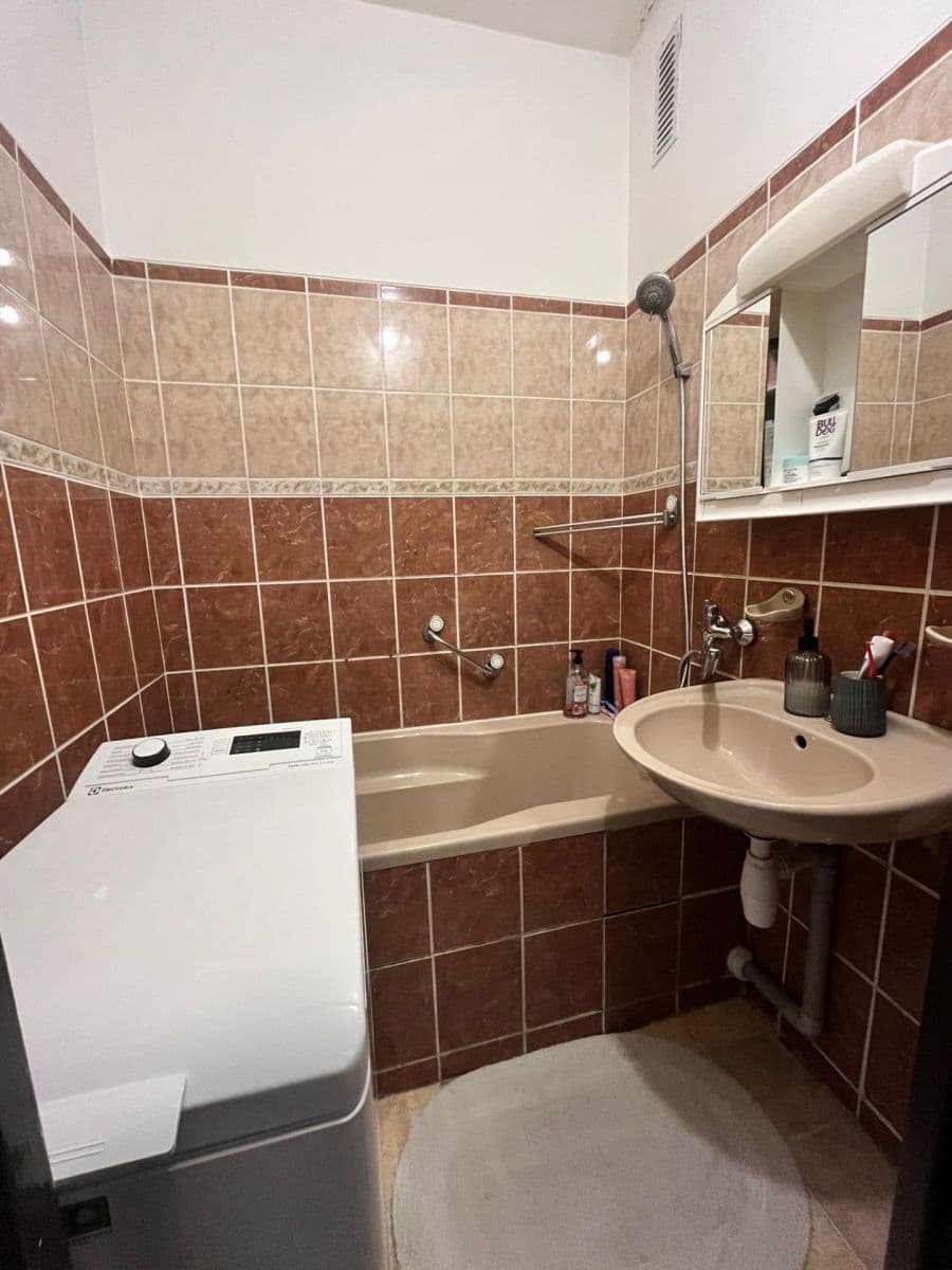 Pronájem bytu 2+1 57 m², Bratří Čapků, Valašské Meziříčí, Zlínský kraj Pronájem bytu 2+1 57 m², Bratří Čapků, Valašské Meziříčí, Zlínský kraj