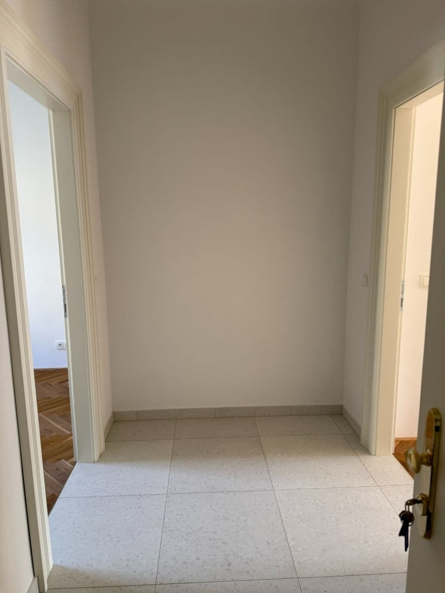 Pronájem bytu 2+kk 52 m², 28. pluku, Praha, Praha Pronájem bytu 2+kk 52 m², 28. pluku, Praha, Praha