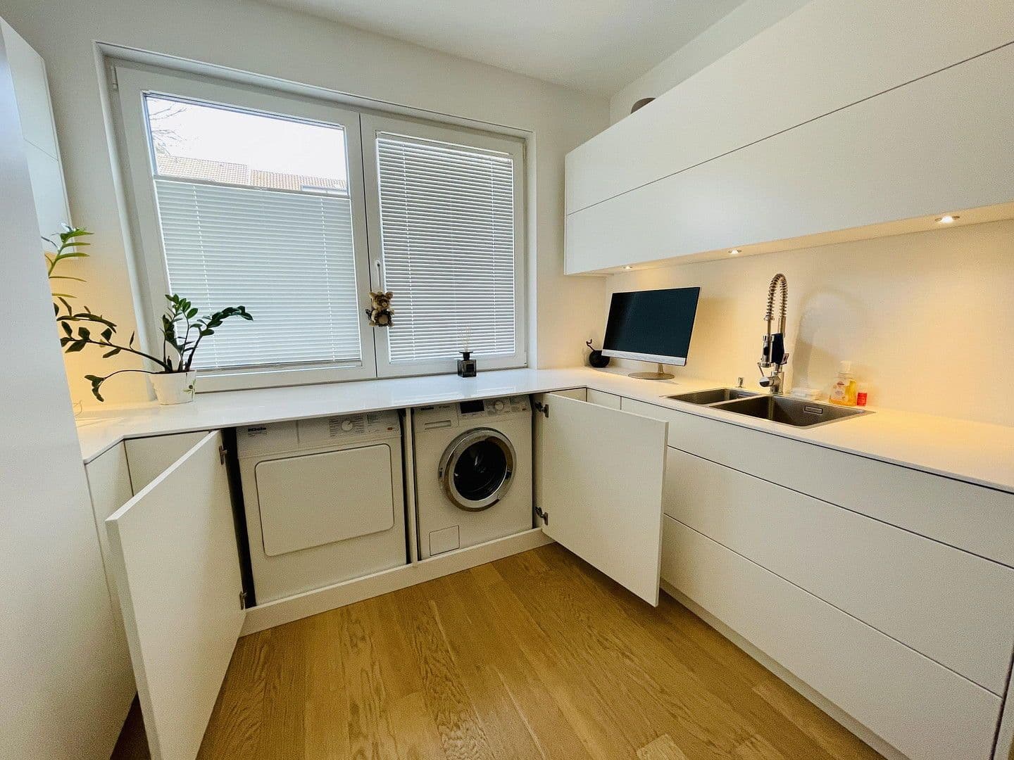 Pronájem bytu 5+1 224 m², Düsseldorf, Severní Porýní-Vestfálsko Pronájem bytu 5+1 224 m², Düsseldorf, Severní Porýní-Vestfálsko