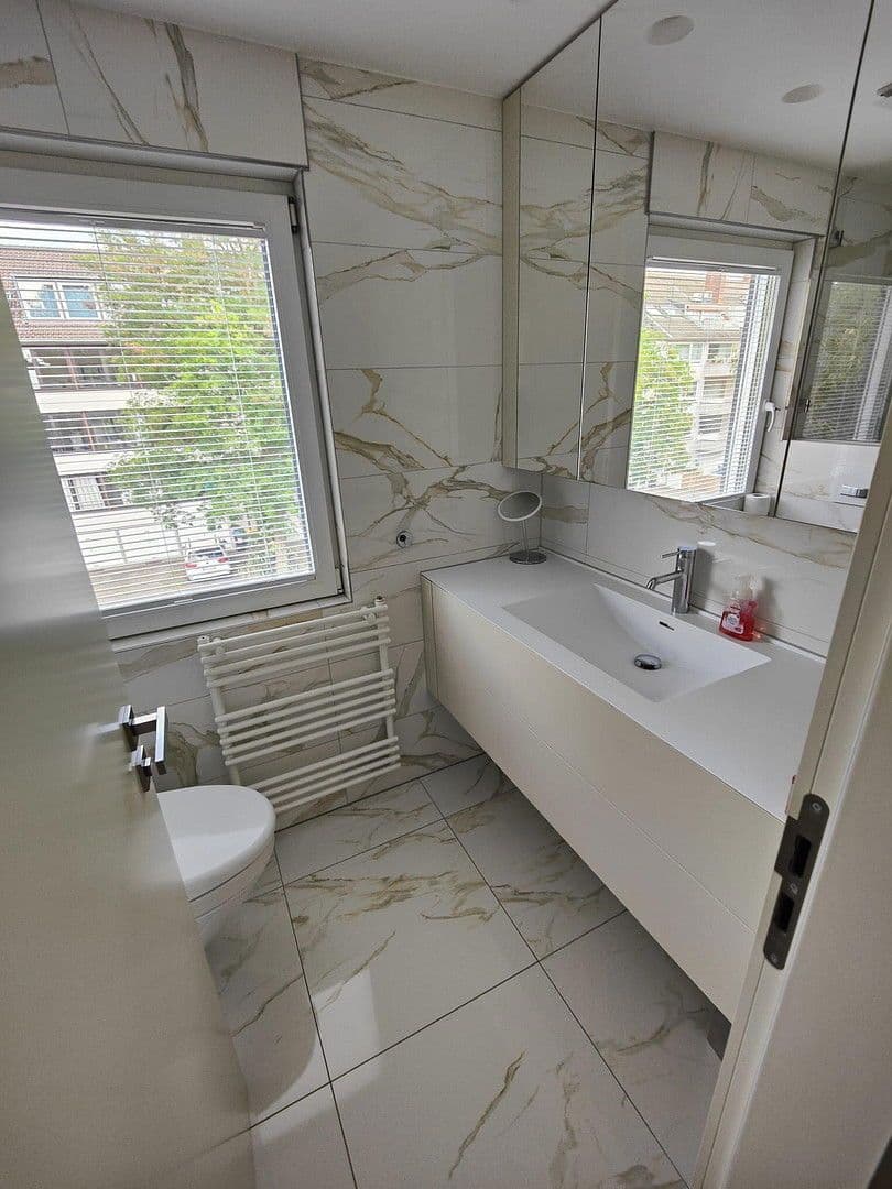 Pronájem bytu 5+1 224 m², Düsseldorf, Severní Porýní-Vestfálsko Pronájem bytu 5+1 224 m², Düsseldorf, Severní Porýní-Vestfálsko