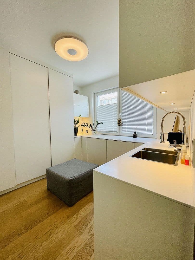 Pronájem bytu 5+1 224 m², Düsseldorf, Severní Porýní-Vestfálsko Pronájem bytu 5+1 224 m², Düsseldorf, Severní Porýní-Vestfálsko