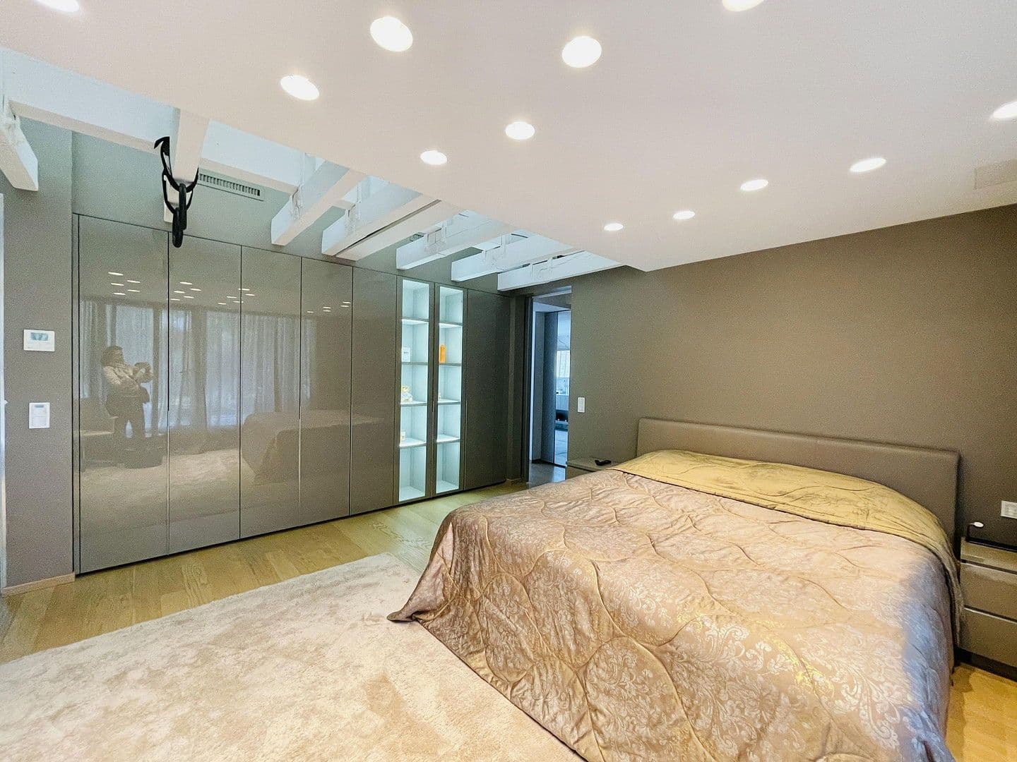 Pronájem bytu 5+1 224 m², Düsseldorf, Severní Porýní-Vestfálsko Pronájem bytu 5+1 224 m², Düsseldorf, Severní Porýní-Vestfálsko