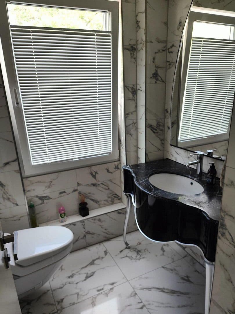 Pronájem bytu 5+1 224 m², Düsseldorf, Severní Porýní-Vestfálsko Pronájem bytu 5+1 224 m², Düsseldorf, Severní Porýní-Vestfálsko