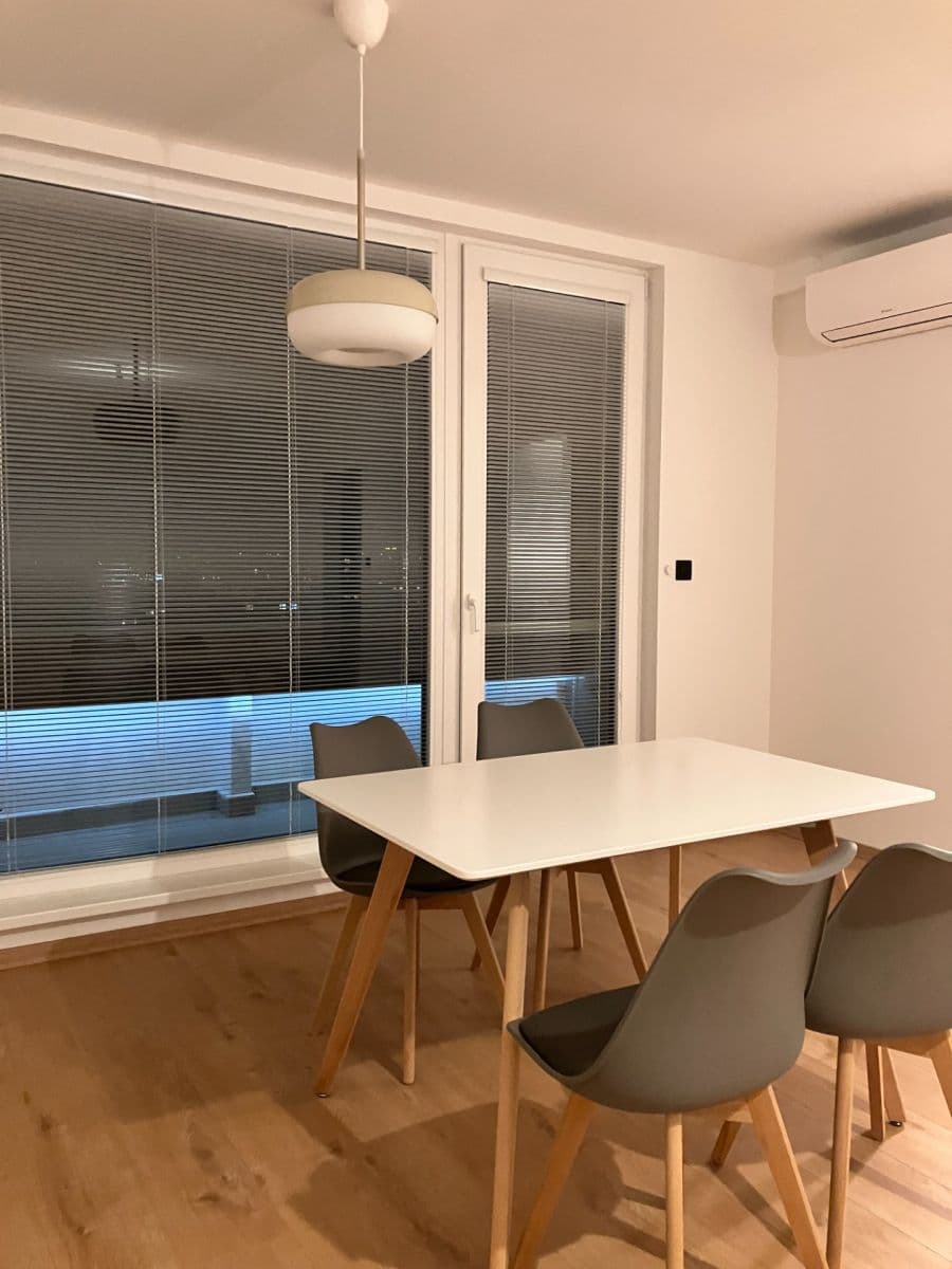 Pronájem bytu 2+1 50 m², Mánesovo námestie, Petržalka, Bratislavský kraj Pronájem bytu 2+1 50 m², Mánesovo námestie, Petržalka, Bratislavský kraj