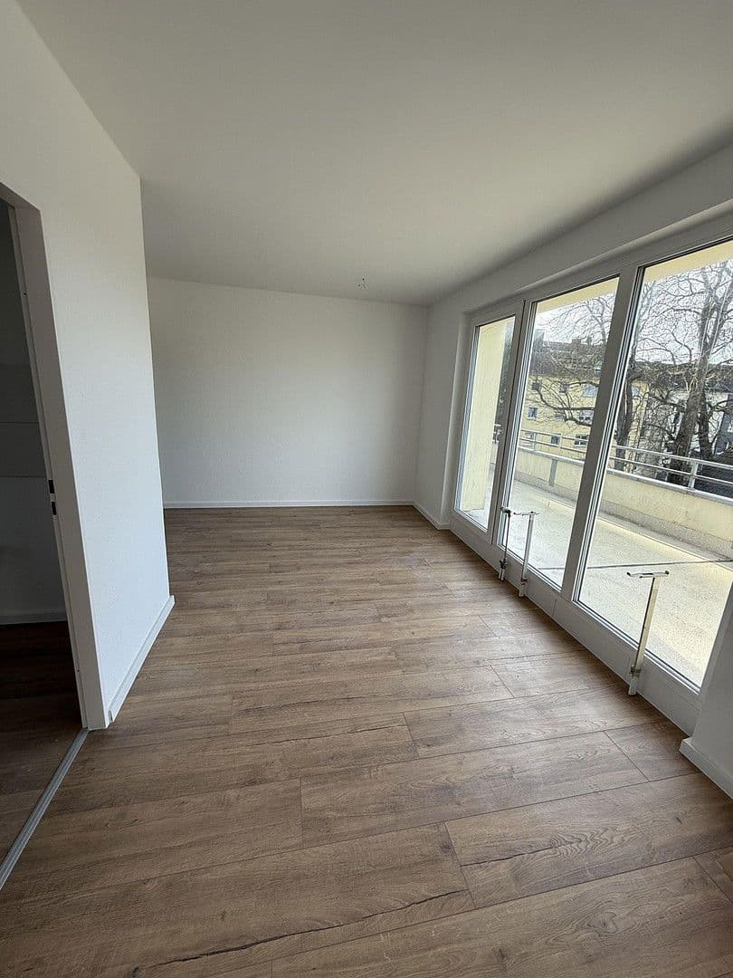 Pronájem bytu 3+1 106 m², Langerfelder Straße 119, Wuppertal, Severní Porýní-Vestfálsko Pronájem bytu 3+1 106 m², Langerfelder Straße 119, Wuppertal, Severní Porýní-Vestfálsko