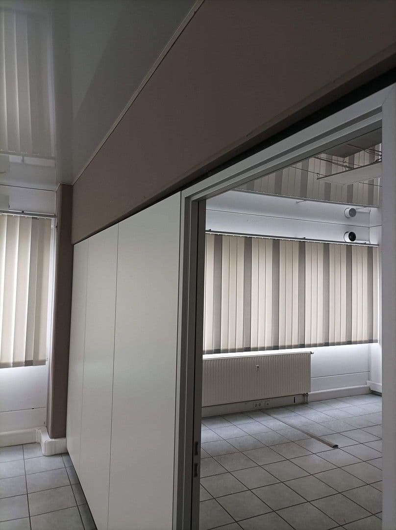 Pronájem nebytového prostoru 1.000 m², Meckenloher Straße 9, Rednitzhembach, Bavorsko Pronájem nebytového prostoru 1.000 m², Meckenloher Straße 9, Rednitzhembach, Bavorsko