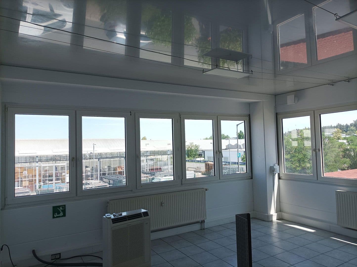 Pronájem nebytového prostoru 1.000 m², Meckenloher Straße 9, Rednitzhembach, Bavorsko Pronájem nebytového prostoru 1.000 m², Meckenloher Straße 9, Rednitzhembach, Bavorsko