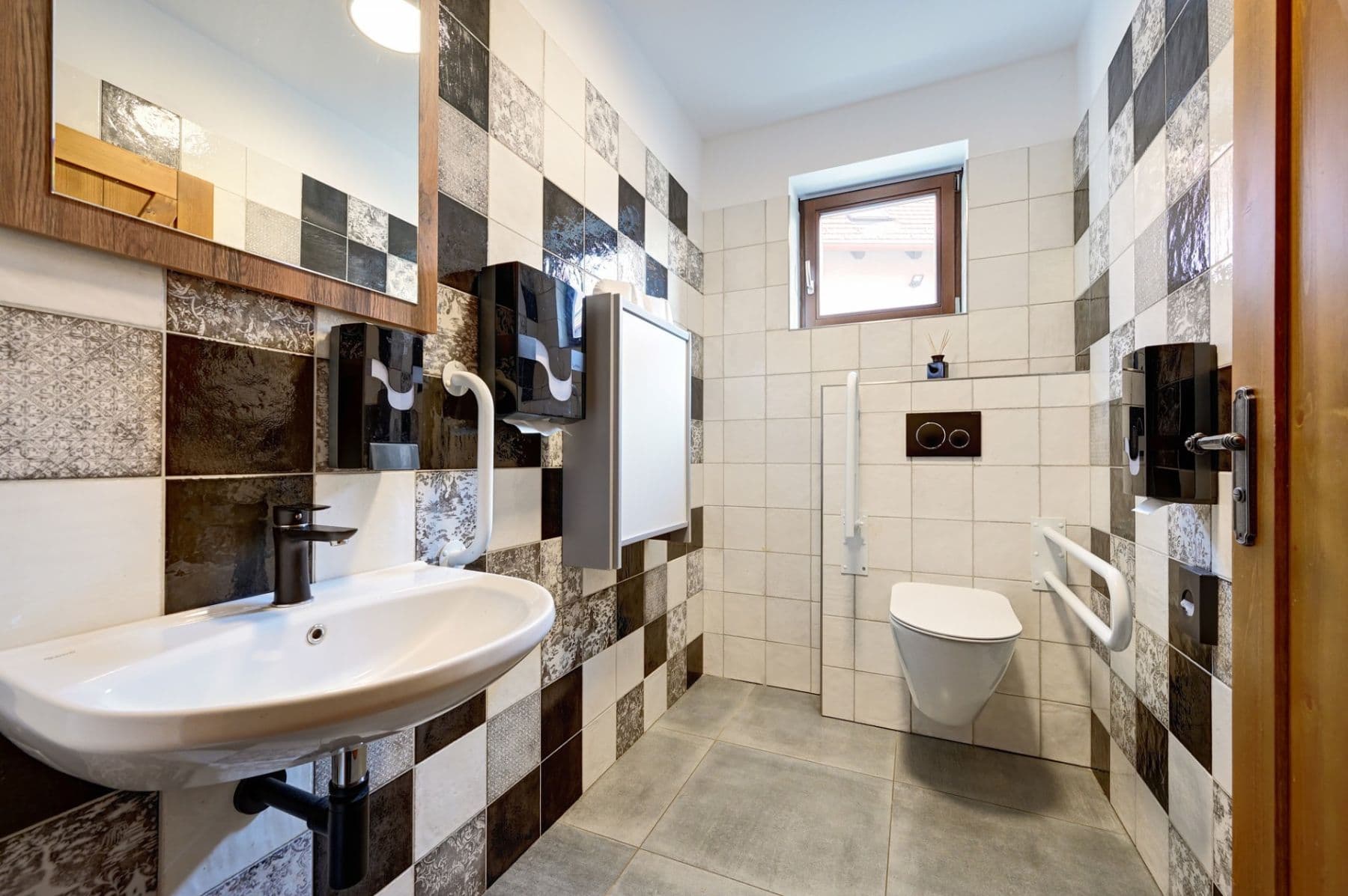 Prodej domu 623 m², pozemek 2.938 m², Loket, Středočeský kraj Prodej domu 623 m², pozemek 2.938 m², Loket, Středočeský kraj