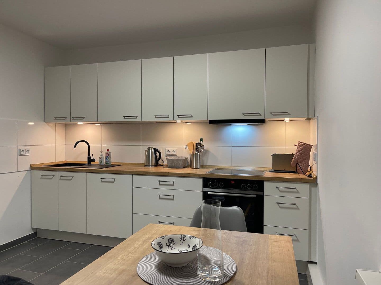 Pronájem bytu 2+1 54 m², Rauenthaler Straße 11A, Wiesbaden, Hessen Pronájem bytu 2+1 54 m², Rauenthaler Straße 11A, Wiesbaden, Hessen