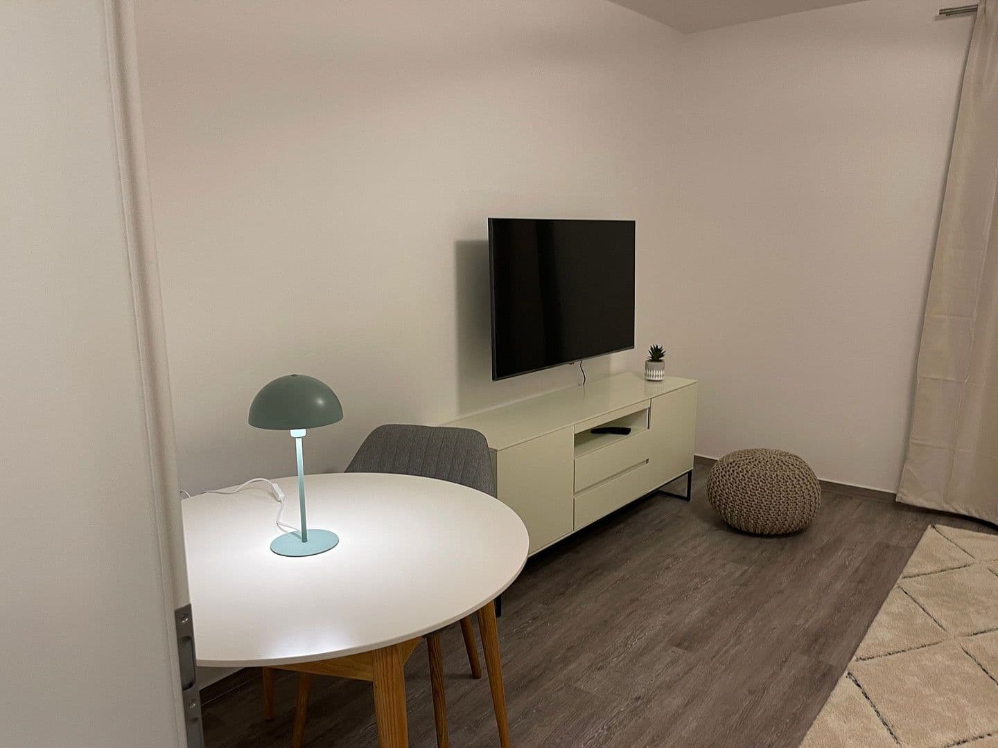 Pronájem bytu 2+1 54 m², Rauenthaler Straße 11A, Wiesbaden, Hessen Pronájem bytu 2+1 54 m², Rauenthaler Straße 11A, Wiesbaden, Hessen