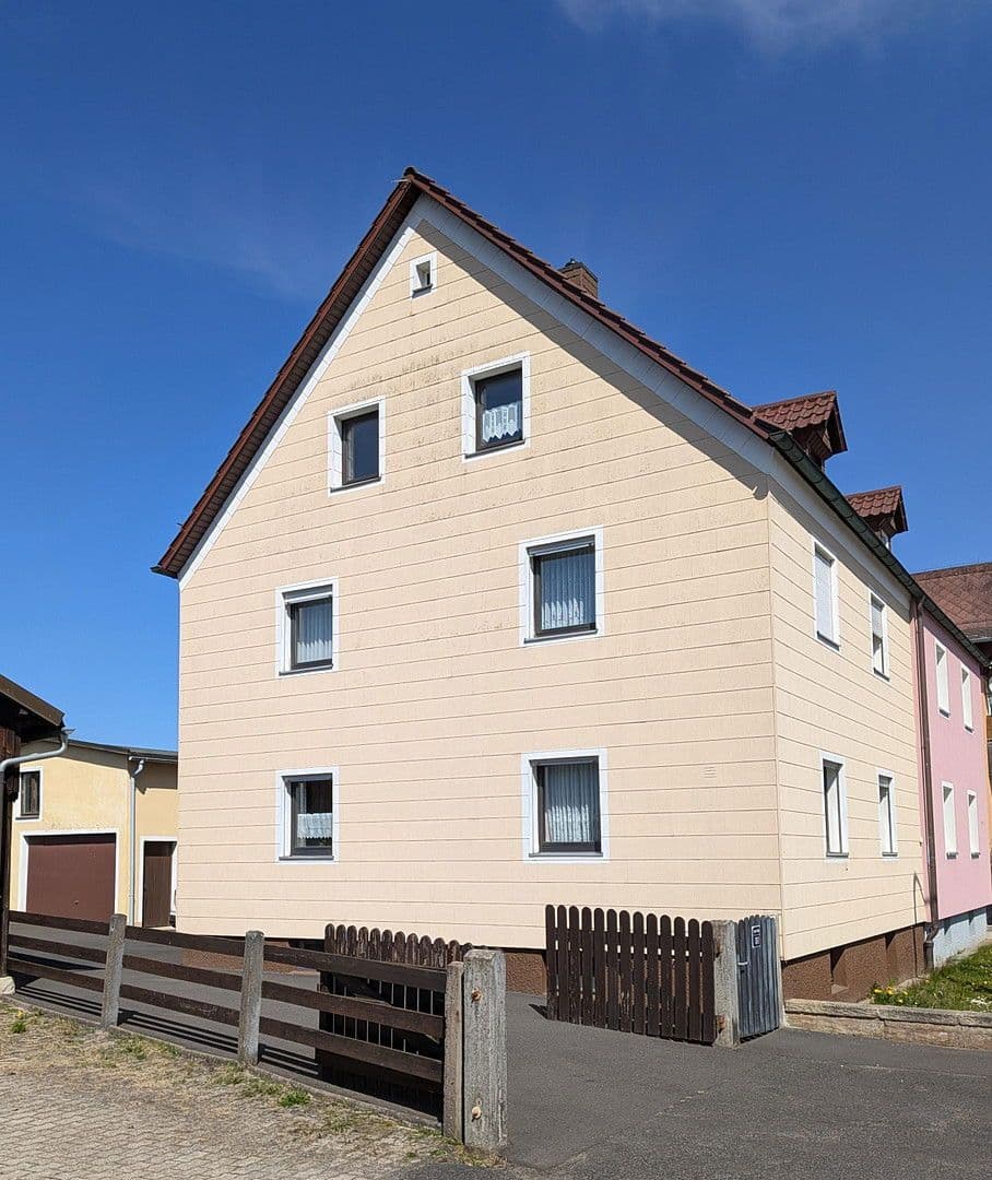 Prodej domu 146 m², pozemek 660 m², Egerer Straße 51, Valdsasy, Bavorsko Prodej domu 146 m², pozemek 660 m², Egerer Straße 51, Valdsasy, Bavorsko