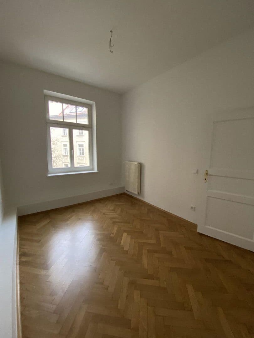 Pronájem bytu 3+1 90 m², Herzogstr. 85, München, Bavorsko Pronájem bytu 3+1 90 m², Herzogstr. 85, München, Bavorsko