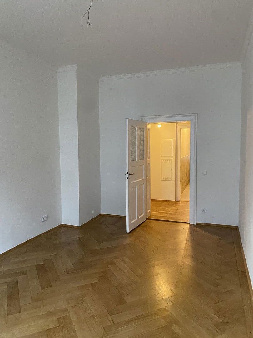 Pronájem bytu 3+1 90 m², Herzogstr. 85, München, Bavorsko Pronájem bytu 3+1 90 m², Herzogstr. 85, München, Bavorsko