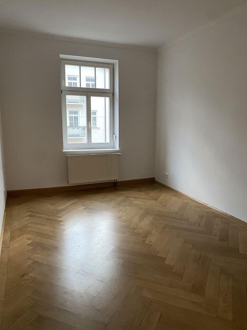 Pronájem bytu 3+1 90 m², Herzogstr. 85, München, Bavorsko Pronájem bytu 3+1 90 m², Herzogstr. 85, München, Bavorsko