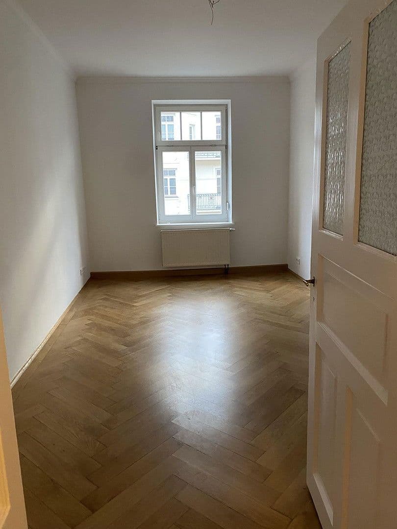 Pronájem bytu 3+1 90 m², Herzogstr. 85, München, Bavorsko Pronájem bytu 3+1 90 m², Herzogstr. 85, München, Bavorsko