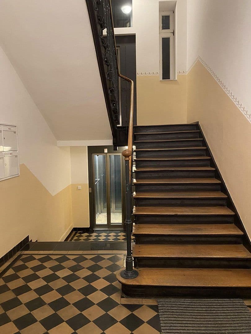 Pronájem bytu 3+1 90 m², Herzogstr. 85, München, Bavorsko Pronájem bytu 3+1 90 m², Herzogstr. 85, München, Bavorsko