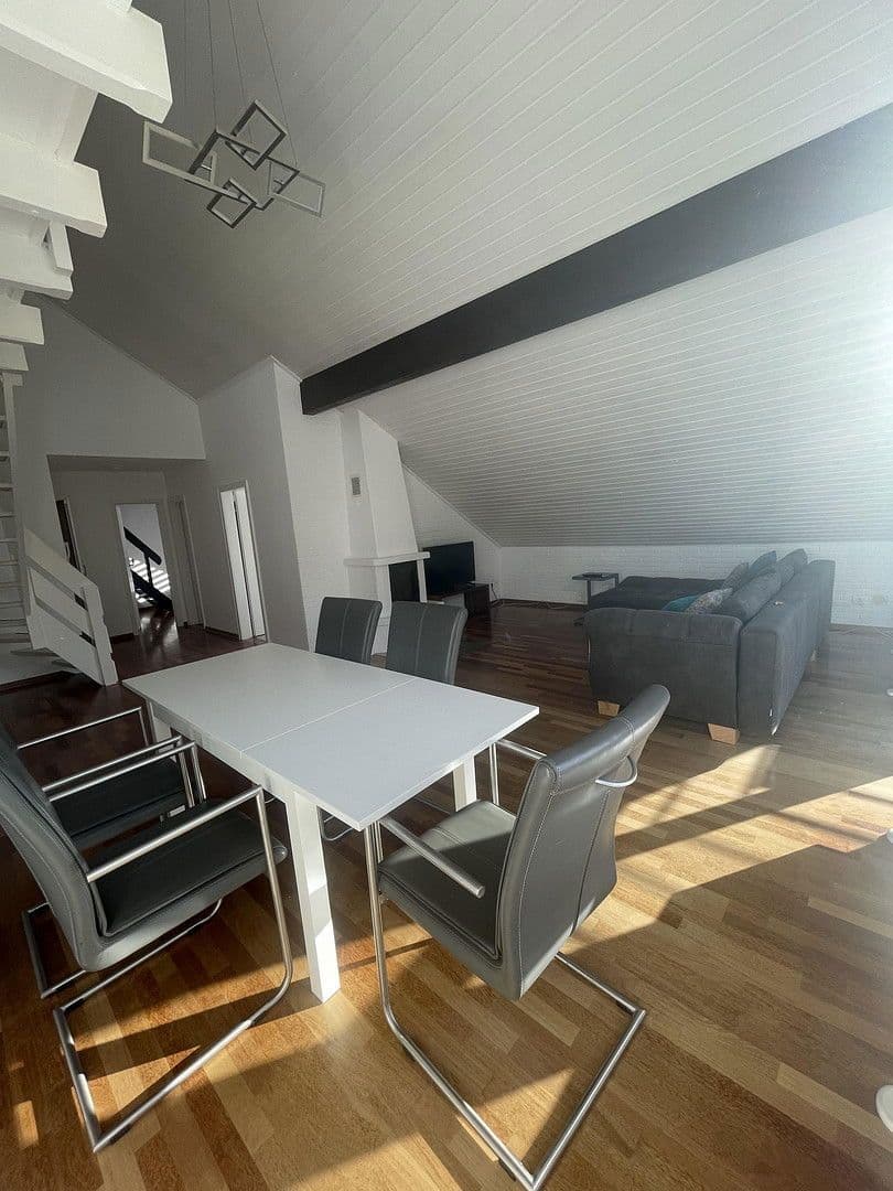 Pronájem bytu 4+1 100 m², Düsseldorf, Severní Porýní-Vestfálsko Pronájem bytu 4+1 100 m², Düsseldorf, Severní Porýní-Vestfálsko