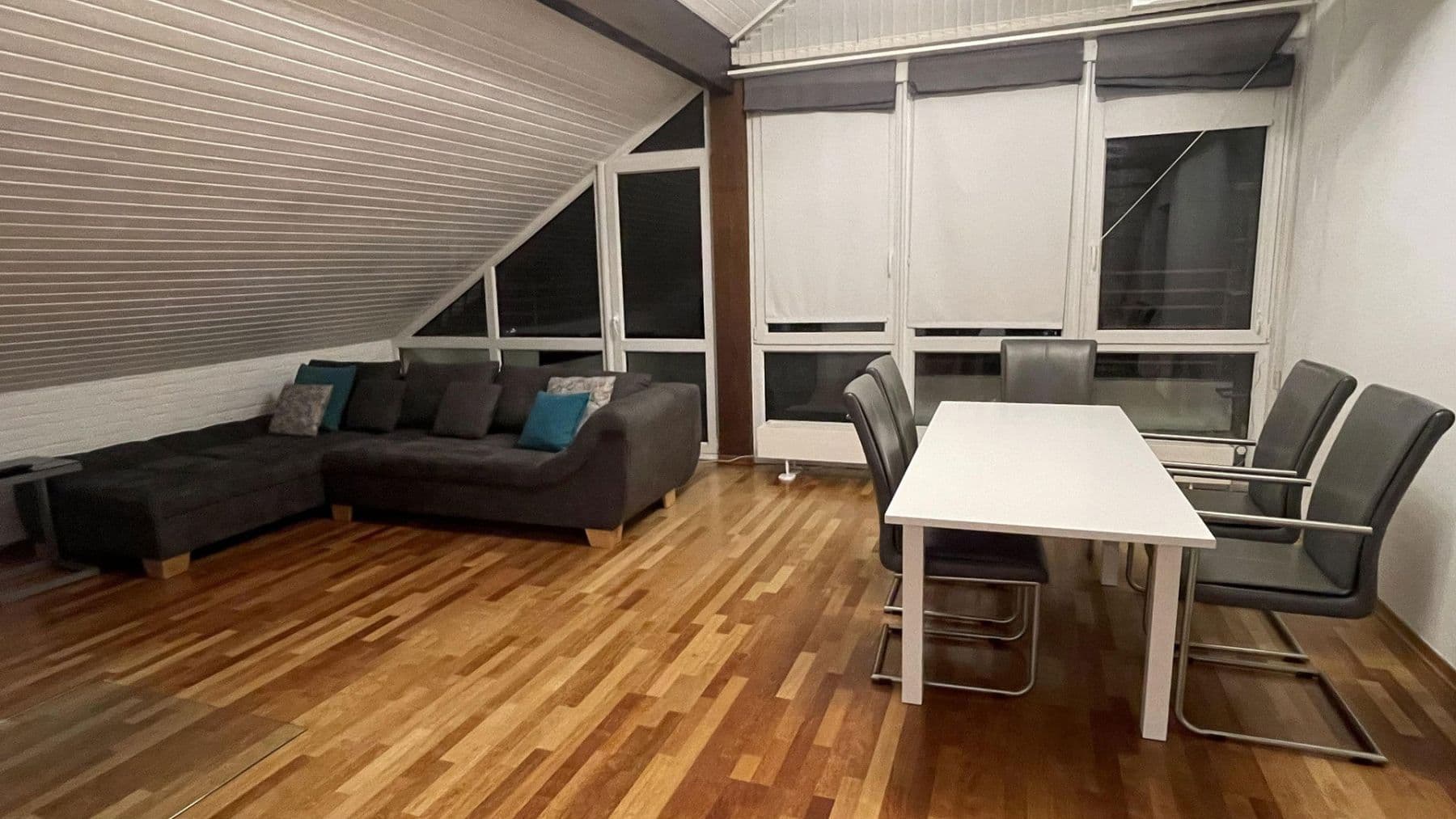 Pronájem bytu 4+1 100 m², Düsseldorf, Severní Porýní-Vestfálsko Pronájem bytu 4+1 100 m², Düsseldorf, Severní Porýní-Vestfálsko