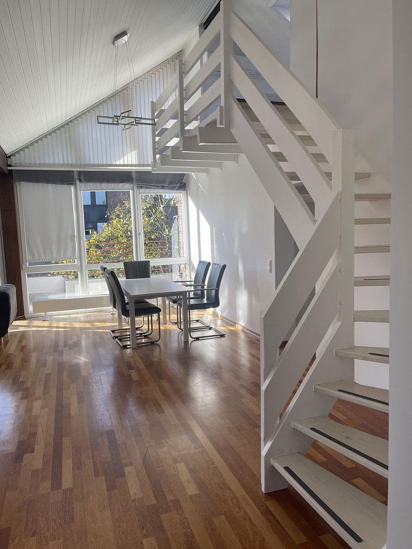 Pronájem bytu 4+1 100 m², Düsseldorf, Severní Porýní-Vestfálsko Pronájem bytu 4+1 100 m², Düsseldorf, Severní Porýní-Vestfálsko