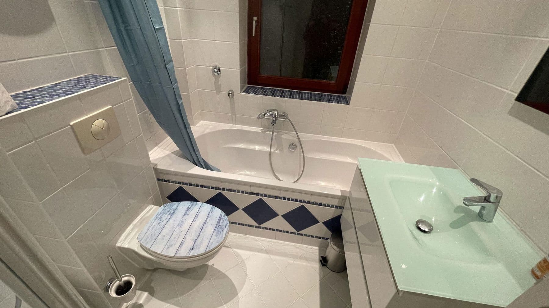 Pronájem bytu 4+1 100 m², Düsseldorf, Severní Porýní-Vestfálsko Pronájem bytu 4+1 100 m², Düsseldorf, Severní Porýní-Vestfálsko